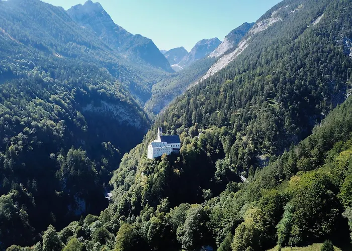 アパート In Near Wolfsklamm River